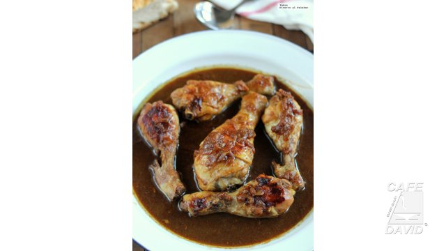 Muslos de pollo encebollados al café